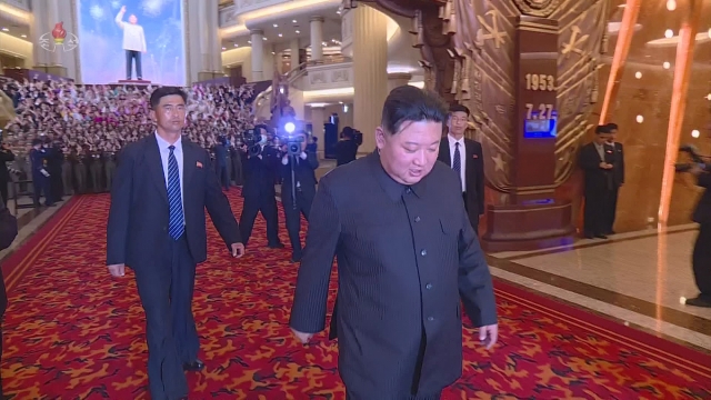 김정은 북한 국무위원장이 지난 28일 제8차 전국노병대회에 참석해 조국해방전쟁승리기념관에 들어서고 있다. 조선중앙TV 화면 캡처
