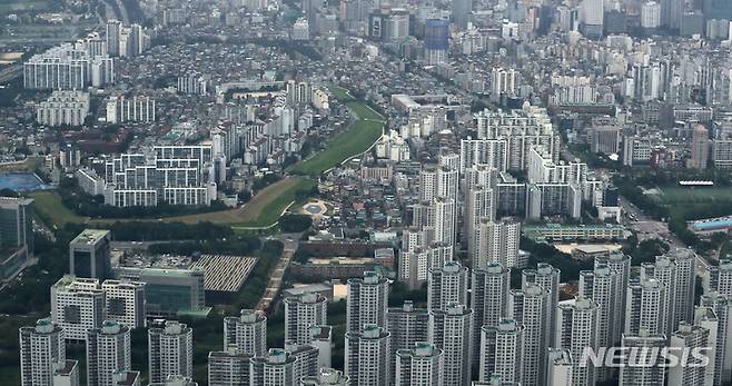 [서울=뉴시스] 김금보 기자 = 7월 전국 상위 50개 아파트 가격이 하락세로 돌아섰다는 분석이 나왔다. KB부동산에 따르면 7월 'KB선도아파트 50지수'(이하 선도50지수)는 101.18을 기록, 직전 6월 101.42보다 0.24포인트(p) 하락했다. 선도 50지수가 전월 대비 하락한 것은 2020년 5월(-0.64%) 이후 2년 2개월 만에 처음이다. 선도 50지수는 매년 전국 시가총액 상위 50개 단지를 선정해 시가총액 변동률을 지수화한 것 이다. 사진은 27일 오후 서울 송파구 롯데월드타워 전망대 서울스카이에서 바라본 서울시내 아파트단지. 2022.07.27. kgb@newsis.com