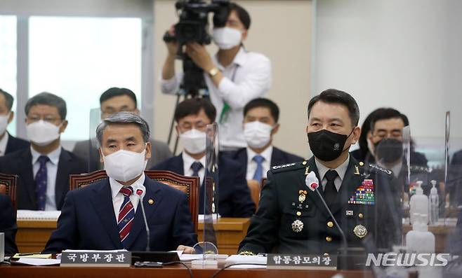 [서울=뉴시스] 김선웅 기자 = 이종섭 국방부장관과 김승겸 합동참모의장이 1일 서울 여의도 국회에서 열린 국방위원회 전체회의에 출석해 자리하고 있다. 2022.08.01. mangusta@newsis.com