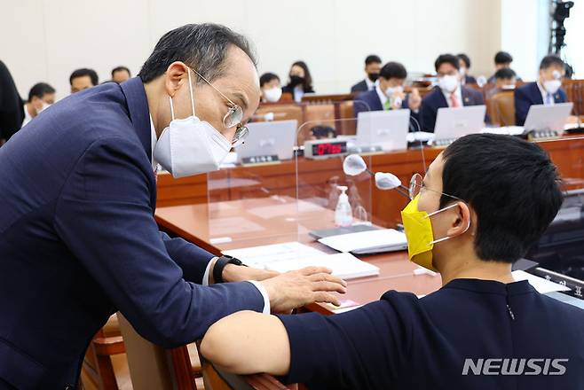 [서울=뉴시스] 전진환 기자 = 추경호 경제부총리 겸 기재부장관이 1일 서울 여의도 국회에서 열린 기획재정위원회 제1차 전체회의에 출석해 장혜영 정의당 의원과 대화하고 있다. (공동취재사진) 2022.08.01. photo@newsis.com