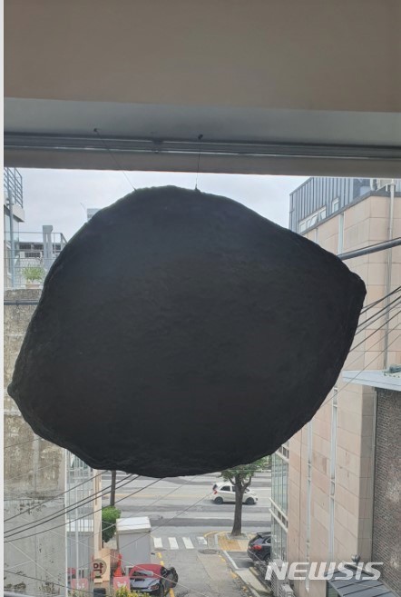 [서울=뉴시스]하석홍 개인전에 선보이는 대형 현무암 설치 작업