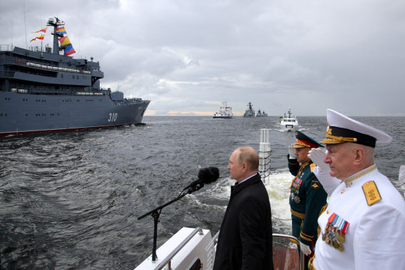 Russian Navy Day celebrations in Saint Petersburg - 블라디미르 푸틴 러시아 대통령은 31일(현지시간) ”극초음속 미사일 ‘치르콘’을 몇 달 안에 러시아 해군에 전달할 예정“이라고 말했다.로이터연합뉴스