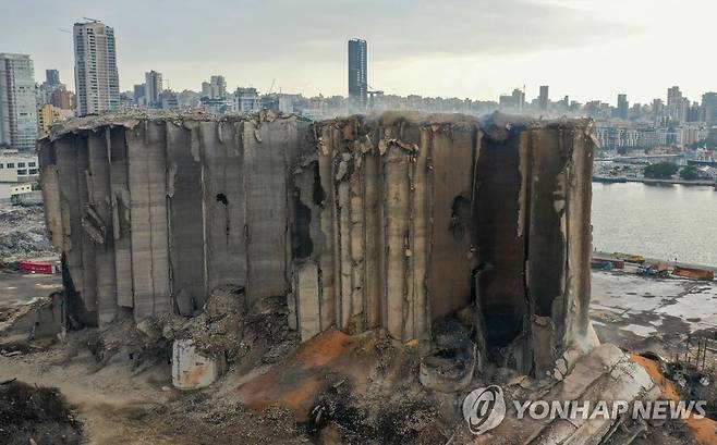 베이루트 항구의 거대 곡물저장고 (베이루트 AFP=연합뉴스) 2020년 8월 베이루트 대폭발의 충격으로 훼손돼 흉물스러운 모습으로 서 있던 거대 곡물 저장고의 일부가 31일(현지시간) 무너져 내렸다. 사진은 북쪽 블록(오른쪽)의 일부가 무너져 내린 뒤의 모습. 2022.7.31. photo@yna.co.kr.