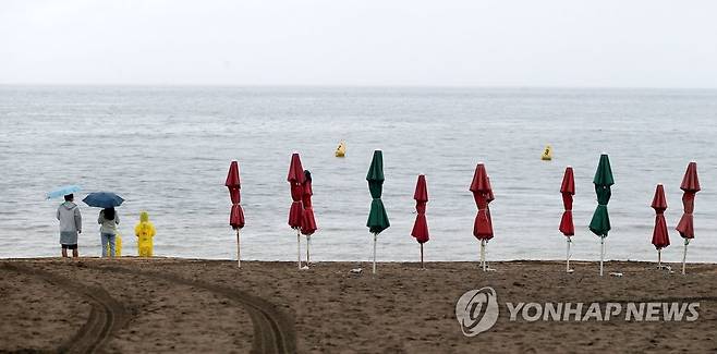 태풍이 야속한 제주 (제주=연합뉴스) 변지철 기자 = 제5호 태풍 '송다'가 제주를 비껴간 31일 오전 제주 이호테우해수욕장이 썰렁한 모습을 보인다. 이호테우해수욕장에서는 지난 29일부터 이날까지 사흘간 이호테우축제가 열리고 있다. 시끌벅적해야 할 축제장이 태풍에 된서리를 맞았다. 2022.7.31 bjc@yna.co.kr