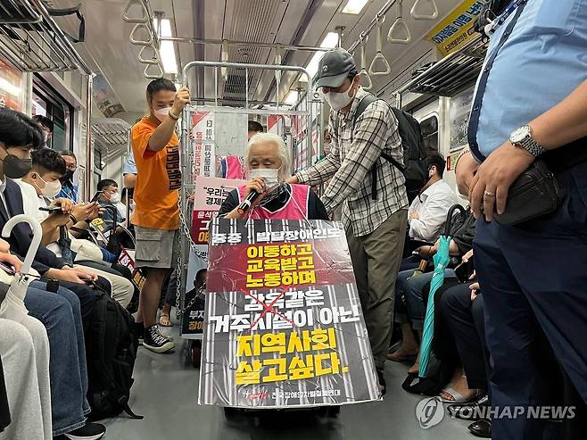 '출근길 지하철시위' 재개한 전장연 (서울=연합뉴스) 전국장애인차별철폐연대 관계자가 1일 서울 종로구 지하철 5호선 광화문역에서 장애인 이동권 및 예산 확보를 위한 시위를 하고 있다. 2022.8.1 [전장연 제공. 재판매 및 DB 금지] photo@yna.co.kr