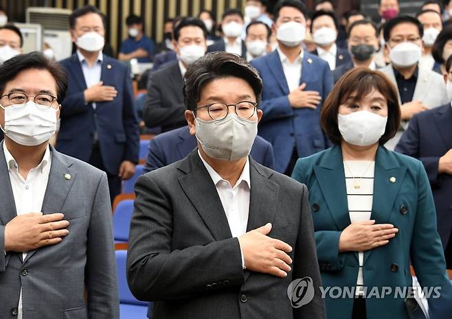 국민의례하는 권성동 원내대표 (서울=연합뉴스) 하사헌 기자 = 국민의힘 권성동 원내대표가 1일 오후 국회에서 열린 의원총회에서 국민의례를 하고 있다. 2022.8.1 [국회사진기자단] toadboy@yna.co.kr