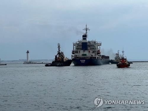 오데사항 떠나는 곡물수출 선박 (오데사 로이터=연합뉴스) 1일(현지시간) 우크라이나 오데사항에서 2만6천t의 옥수수를 실은 시에라리온 국적 화물선 라조니호가 출항했다. 2022.8.1. photo@yna.co.kr [우크라이나 해군 제공.재판매 및 DB 금지]