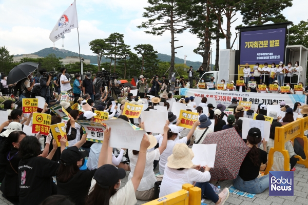 1일 오후 만 5세 초등취학 저지를 위한 범국민연대가 대통령집무실 앞으로 찾아가 만 5세 초등취학 학제개편안에 대해 반대하는 기자회견을 벌이고 있다. 소장섭 기자 ⓒ베이비뉴스