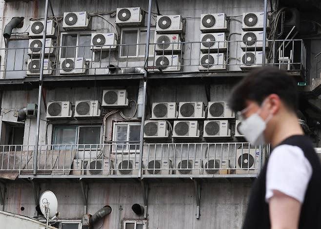 서울 중구 한 건물에 설치된 에어컨 실외기 모습.(사진=연합뉴스)
