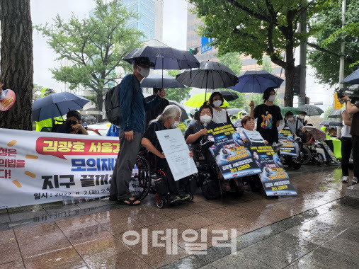 2일 서울 종로구 서울경찰청 앞에서 이형숙 전국장애인차별철폐연대(전장연) 공동 대표가 모두발언을 하고 있다.(사진=황병서 기자)