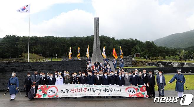 제주4·3희생자유족회와 제주특별자치도재향경우회 관계자들이 2일 오전 국립제주호국원에서 화해와 상생 선언 9주년 기념 합동 참배 후 기념 촬영을 하고 있다.2022.8.2/뉴스1 ⓒ News1 오미란 기자