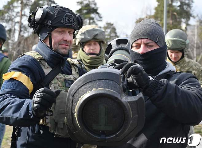 우크라이나 수도 키이우에서 병사가 휴대용 유탄 발사기 등 대전차 무기를 점검하고 있다. ⓒ AFP=뉴스1 ⓒ News1 우동명 기자