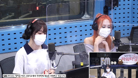 가수 유주(왼쪽)와 니콜.출처 | SBS 파워FM ‘최화정의 파워타임’