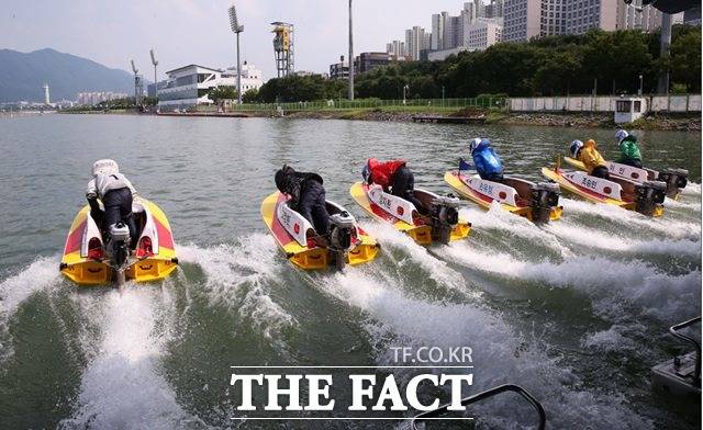 미사리경정장에서 선수들이 출발신호와 동시에 출발피트를 빠져나가고 있다.최근 신인급 선수들 중에서 눈에 띄는 활약을 펼치며 팬들에게 주목을 받고 있는 선수들이 있는데 그 주인공으로 15기 엄광호, 한준희, 김지영 16기 손유정 등을 꼽을 수 있다../경주사업총괄본부 제공