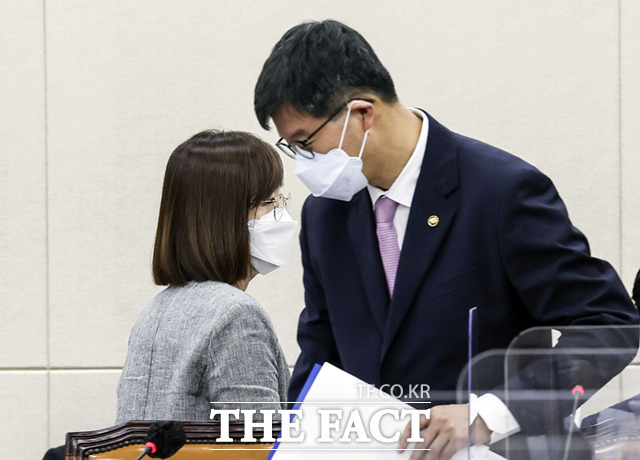 백경란 질병관리청장(왼쪽)이 현안보고를 위해 이동하고 있다. /국회=이선화 기자