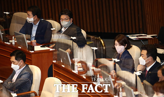 본회의에 참석한 국민의힘 의원들. 최고위원직에서 사퇴한 배현진 의원과 윤영석 의원이 앉아 있다.