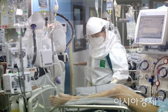 경기 평택시 박애병원 중환자실에서 의료진이 환자를 돌보고 있다. /문호남 기자 munonam@