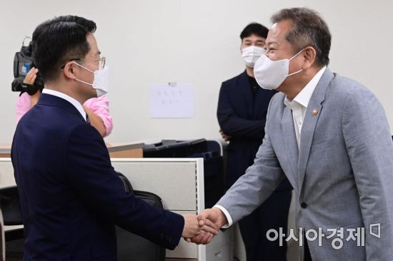 경찰국이 공식 출범한 2일 오전 이상민 행정안전부 장관이 서울 종로구 정부서울청사 내 경찰국을 방문해 우지완 경찰국 자치경찰지원과장과 악수를 하고 있다./김현민 기자 kimhyun81@