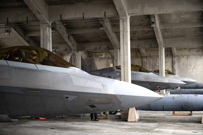 2022년 북한 도발에 대한 대응 차원에서 하와이로부터 일본 오키나와 가데나 공군기지로 전진배치된 세계 최강 F-22 '랩터' 스텔스 전투기들.  가데나 기지는 한반도 유사시 유엔사 회원국들의 증원전력 투입 핵심 창구 역할을 하는 유엔사 7개 후방기지 중의 하나다.  /미 국방부 홈페이지
