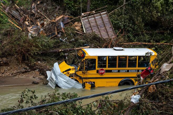 지난달 31일 미국 캔터키주에서 발생한 홍수로 인해 한 학교 통학 차량이 파손되면서 도로에 방치된 모습이다. 2022.07.31 /AFP연합뉴스