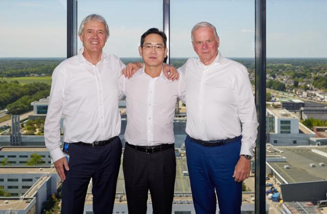 이재용(가운데) 삼성전자 부회장이 6월 14일 네덜란드 에인트호번에 위치한 ASML 본사에서 페터 베닝크(왼쪽) ASML CEO, 마틴 반 덴 브링크 ASML CTO와 기념 촬영하고 있다. 삼성전자 제공