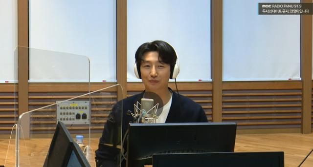 강기영이 '두시의 데이트 뮤지, 안영미입니다'에서 입담을 뽐냈다. 그는 '이상한 변호사 우영우'에 대한 다양한 이야기를 전했다. MBC FM4U 캡처