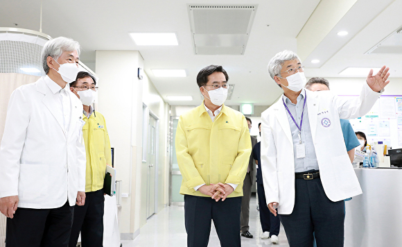 김동연 도지사(왼쪽 세번째)가 성남을 찾아 이중의 성남시의료원장(완쪽 네번째)으로부터 설명을 듣고 있다. [사진=경기도청]