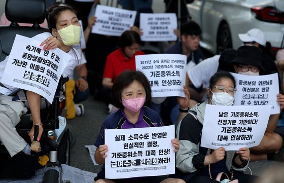 기초생활보장법 바로 세우기 공동행동, 장애인과 가난한사람들의 3대 적폐 폐지 공동행동 등 시민단체 회원들이 지난달 25일 오후 정부세종청사 보건복지부 앞에서 이날 열리는 '기준 중위소득'을 결정하는 중앙생활보장위원회를 앞두고 기준중위소득 대폭 인상, 급여 현실화 등을 촉구하며 기자회견을 하고 있다. 연합뉴스