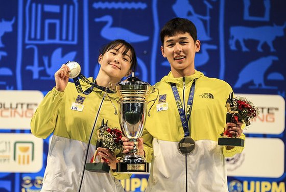 세계선수권대회 혼성계주 금메달을 목에 건 김선우(왼쪽)와 전웅태. [사진 대한근대5종연맹]