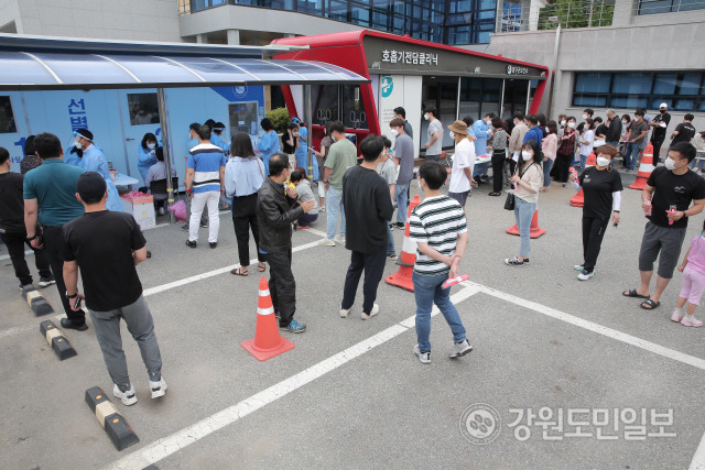 ▲ 양구군은 코로나19 감염 재유행 추세의 상황을 감안해 오는 6일부터 주말·공휴일에도 선별진료소를 운영한다. 운영시간은 평일은 오전 9시부터 오후 4시까지이고, 주말·공휴일은 오전 9시부터 낮 12시까지이다.