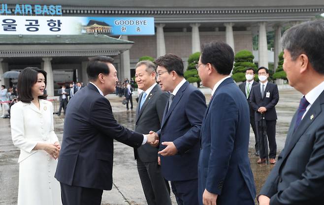 윤석열 대통령과 김건희 여사가 스페인 마드리드에서 열리는 북대서양조약기구(나토) 정상회의 참석을 위해 27일 성남 서울공항에 도착, 환송나온 국민의힘 권성동 원내대표와 인사하고 있다. 연합뉴스