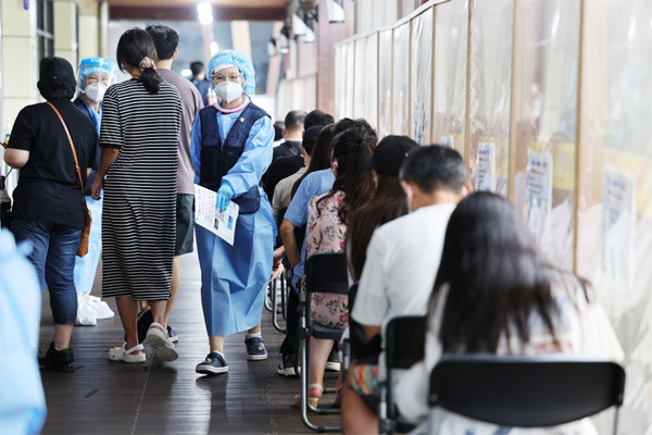 2일 서울 송파구보건소 선별진료소에서 코로나19 검사를 받으려는 사람들이 대기하고 있다. 누적 확진자 수가 2000만명에 도달한 것은 국내 첫 코로나19 확진자 발생 이후 2년 반 만의 일이다. [사진 출처 = 연합뉴스]