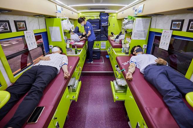 대신파이낸셜그룹 임직원들이 헌혈버스에서 단체헌혈을 하고 있다. /사진제공=대신증권