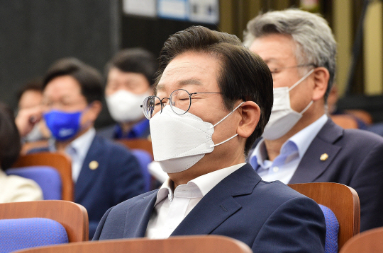 이재명 더불어민주당 의원이 2일 서울 영등포구 국회에서 열린 의원총회에 참석하고 있다. 공동취재사진
