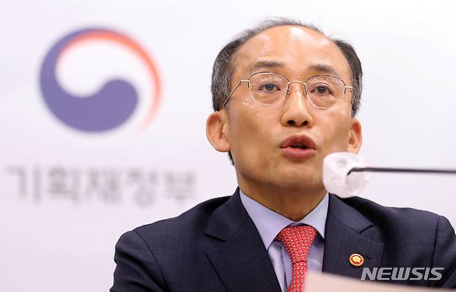 [세종=뉴시스] 강종민 기자 = 추경호 부총리 겸 기획재정부 장관이 지난달 18일 세종시 정부세종청사에서 2022년 세제개편안을 발표하고 있다. 2022.07.21. ppkjm@newsis.com