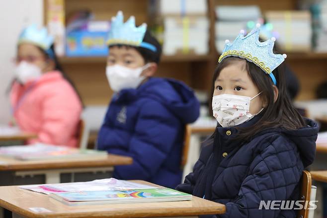 [수원=뉴시스] 김종택기자 = 새학기를 맞은 지난 3월2일 오전 경기도 수원시 팔달구 매여울 초등학교에서 열린 입학식에 참가한 신입생들이 왕관을 쓴 채 자리에 앉아 있다. 2022.08.02. photo@newsis.com