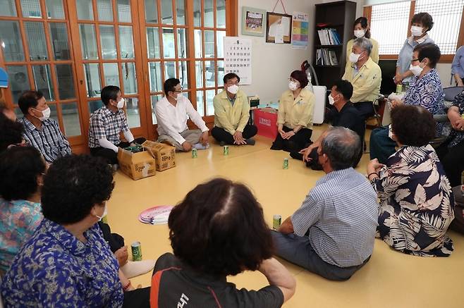 [창원=뉴시스] 강경국 기자 = 안경원 경남 창원특례시 제1부시장이 2일 연이은 폭염특보와 관련해 폭염 취약 분야를 점검하고 있다. (사진=창원시청 제공). 2022.08.02. photo@newsis.com *재판매 및 DB 금지