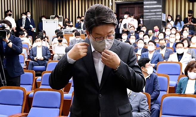 국민의힘 권성동 원내대표가 1일 국회에서 열린 의원총회에서 발언을 하기 위해 단상으로 이동하고 있다. 연합뉴스