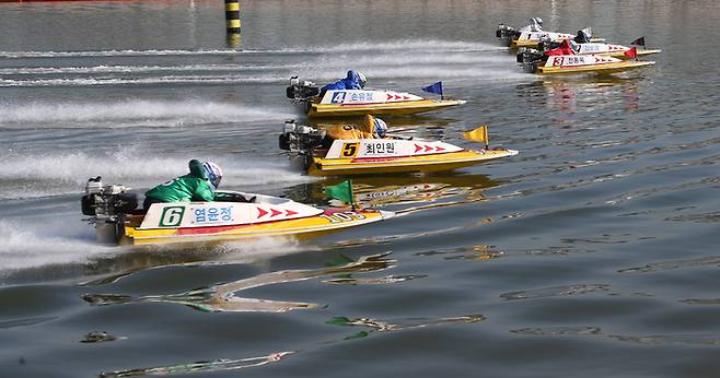 선수들이 미사리경정장 수면을 질주하고 있다