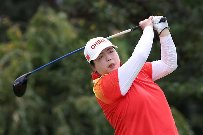 중국의 미국 LPGA 투어 개척자 펑산산이 프로골프 은퇴를 선언했다. 펑산산이 지난해 8월 도쿄올림픽에 중국대표로 출전해  샷을 날리고 있다. ｜게티이미지