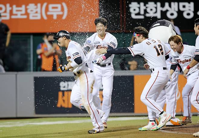 한화 하주석이 2일 대전 KIA전에서 끝내기 홈런을 친 뒤 동료들로부터 물 세례를 받고 있다. 한화 이글스 제공