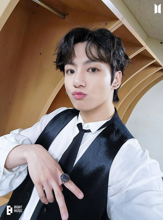 전정국 탄생일이올시다♥ 방탄소년단 정국, 쏟아지는 생일 서포트..축제 분위기 '후끈'