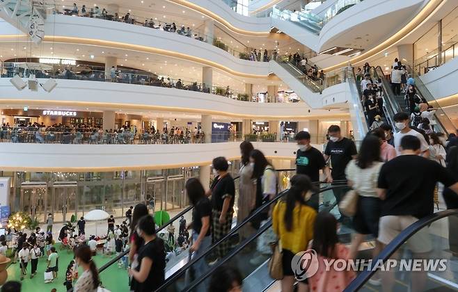 한국경제, 상반기에 2.9% 성장 (서울=연합뉴스) 류효림 기자 = 31일 정부와 한국은행 등에 따르면 지난 상반기 실질 국내총생산(GDP)은 작년 동기보다 2.9% 늘었다. 상반기 한국 경제가 3% 가까이 성장하면서 올해 2%대 중반의 성장률을 지켜낼 가능성이 커졌다. 사진은 이날 서울 시내 대형 쇼핑몰 모습. 2022.7.31 ryousanta@yna.co.kr