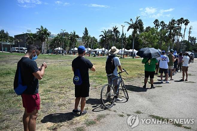 미 LA 원숭이두창 백신 접종소에 몰려든 주민들 (로스앤젤레스 AFP=연합뉴스) 27일(현지시간) 미국 캘리포니아주 로스앤젤레스 인근 엔시노의 발보아 스포츠 센터에 마련된 원숭이두창 바이러스 백신 접종센터에 방문자들이 줄지어 있다. 2022.07.28 jsmoon@yna.co.kr