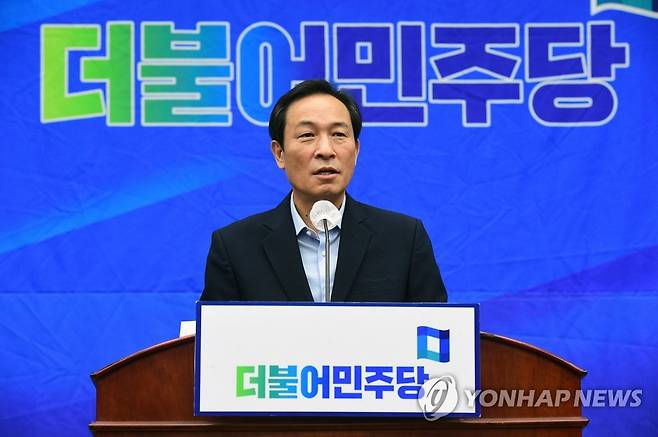 인사말하는 우상호 비대위원장 (서울=연합뉴스) 백승렬 기자 = 더불어민주당 우상호 비상대책위원장이 2일 국회에서 열린 의원총회에서 인사말을 하고 있다. 2022.8.2 [공동취재] srbaek@yna.co.kr