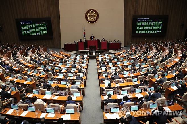 직장인 식대 비과세 월 20만원…소득세법 국회통과 [국회사진기자단]