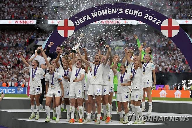 '2022 여자 유로'서 사상 첫 우승 거둔 잉글랜드 (런던 AP=연합뉴스) 지난달 31일(현지시간) 영국 런던 웸블리 스타디움에서 열린 2022 잉글랜드 여자 유럽축구선수권대회(여자 유로) 잉글랜드 대 독일 결승전에서 잉글랜드 여자대표팀이 우승을 거둔 뒤 트로피를 들고 기뻐하고 있다. 잉글랜드는 독일을 2-1로 물리치고 사상 처음 유럽 챔피언에 올랐다. 2022.08.01 ddy04002@yna.co.kr