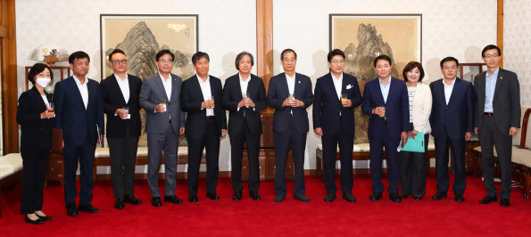 지난잘 17일 서울 삼청동 총리공관에서 열린 제2차 고위당정 협의회에서 한덕수 국무총리(왼쪽 7번째), 권성동 국민의힘 원내대표(왼쪽 8번째) 등 주요 정부 관료와 국민의힘 지도부가 기념촬영을 하고 있다.(사진 제공=국회사진기자단)