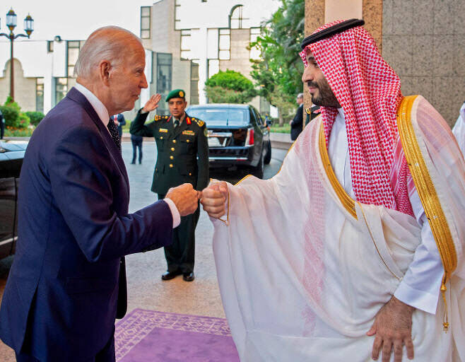 조 바이든 미국 대통령이 지난달 15일(현지시간) 사우디아라비아의 해변 도시 제다의 왕궁에 도착해 전용 리무진에서 내린 이후 마중 나온 무함마드 빈 살만 왕세자와 ‘주먹 인사’를 하고 있다. (사진=AFP 제공)