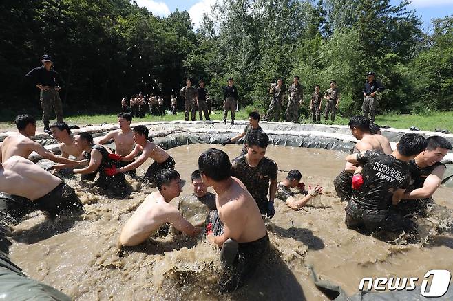 육군 50사단 낙동강여단 장병들이 3일 오전 대구 달성군 가창유격장에서 열린 유격훈련에 참가해 참호격투를 벌이고 있다. 2022.8.3/뉴스1 ⓒ News1 공정식 기자